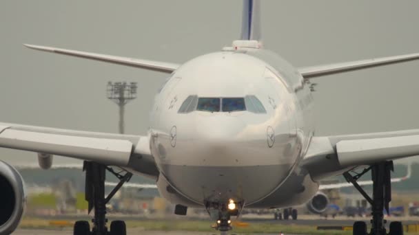 Airbus A330 taxiing before departure — Stock Video