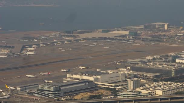 Flygfoto på Chek Lap Kok flygplats, timelapse — Stockvideo