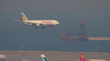 Boeing 777 Hong Kong uluslararası havaalanına yaklaşıyor.