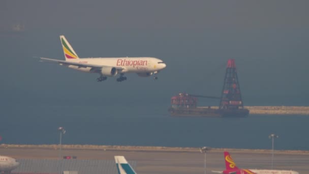 Boeing 777 se aproximando no aeroporto intrenacional de Hong Kong — Vídeo de Stock