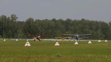 Bir otomobilin yedeğinde planör uçağı