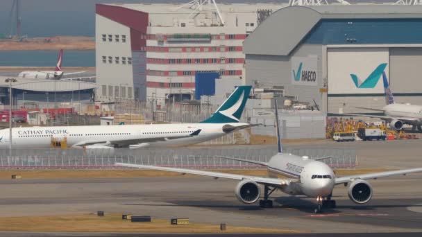 Boeing 777 Singapore Airlines разворачивается перед вылетом — стоковое видео