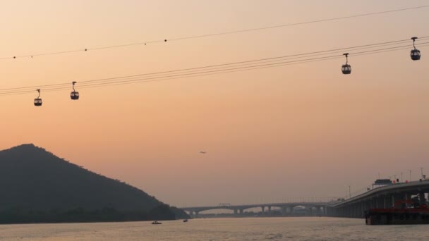 Kabelbaan naar Big Buddha in Lantau eiland bij zonsondergang — Stockvideo