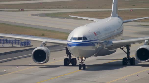 Air China Airbus A330 taxiën — Stockvideo