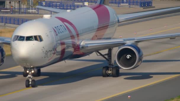 Delta Airlines Boeing 767 BCRF τροχοδρόμηση — Αρχείο Βίντεο