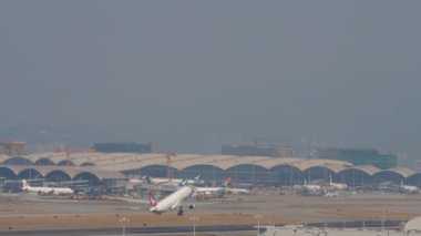 Hong Kong Uluslararası Havaalanı 'ndan kalkan uçak.