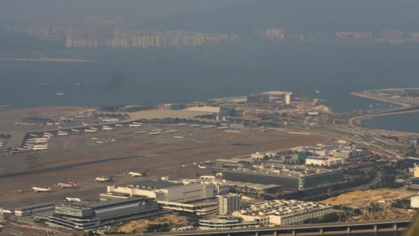 Widok z lotu ptaka na lotnisko Chek Lap Kok, timelapse — Wideo stockowe