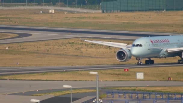 Air Canada Boeing 787 Dreamliner taxiën — Stockvideo