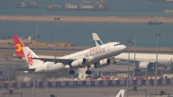 Odlet Dragonair Airbus A320 z Hong Kongu — Stock video