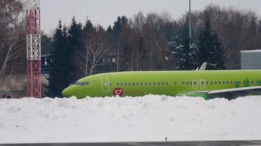 Boeing 737 kalkıştan önce kalkışa geçiyor.