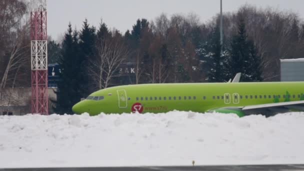 Boeing 737 rodaje antes de la salida — Vídeos de Stock