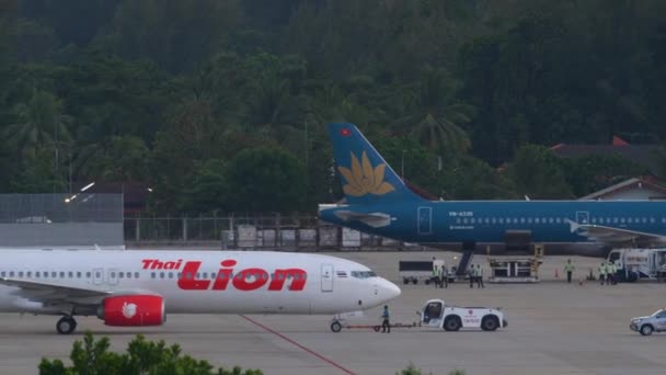 Avion Boeing 737 remorquant avant le départ — Video