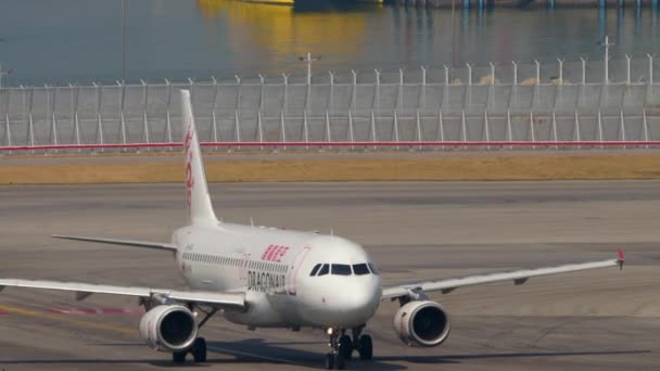 Airbus A320 girare ranway prima della partenza dall'aeroporto internazionale di Hong Kong — Video Stock