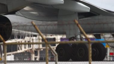 Uçak kalkmadan önce hızlansın.