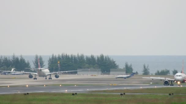 Airbus A320 landt op luchthaven Phuket — Stockvideo