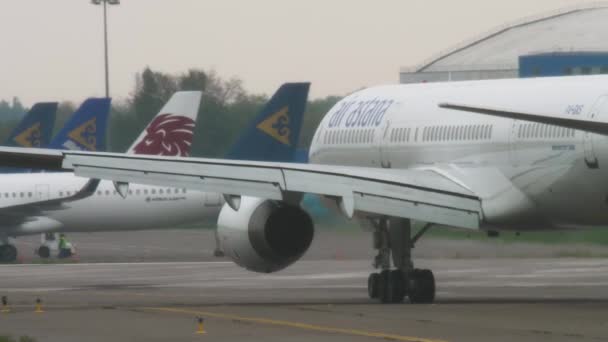 Az Air Astana Boeing 757 lassulása esős időben történő leszállás után — Stock videók