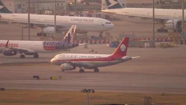 Sichuan Airlines Airbus A320 taxiën — Stockvideo