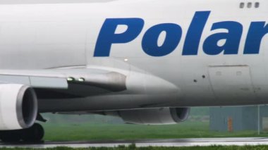 Uçak gemisi kalkıştan önce taksicilik yapıyor.