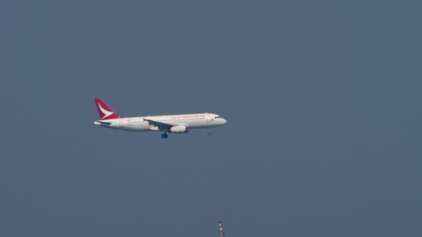 Airbus A320 Hong Kong havaalanına yaklaşıyor. — Stok video