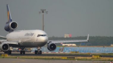 Lufthansa Kargo MD-11 kalkıştan önce taksicilik yapıyor.