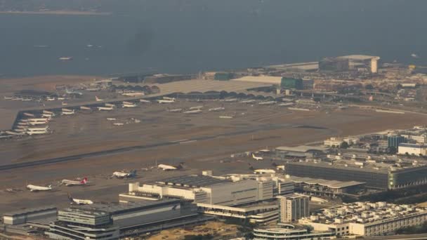 Widok z lotu ptaka na lotnisko Chek Lap Kok, timelapse — Wideo stockowe