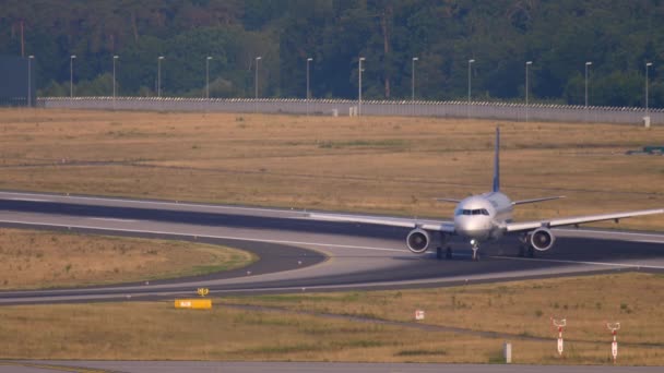 Lufthansa Havayolu 320 iniş yapıyor. — Stok video