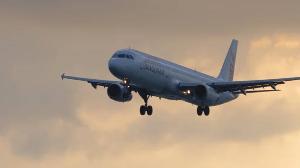 L'aereo vola nel cielo del tramonto — Foto Stock