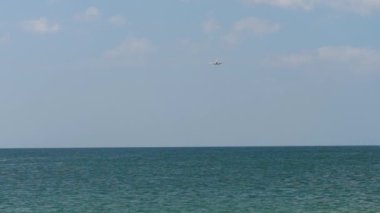 Okyanus üzerinden yaklaşan uçak.