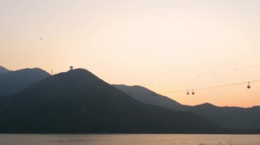 Gün batımında Lantau Adası 'ndaki Büyük Buda' ya telgraf çek.