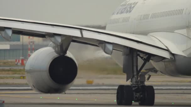 Airbus A330 kalkıştan önce yükleniyor — Stok video