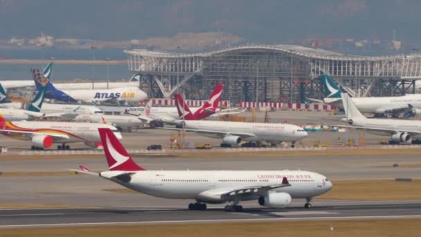 Avião a partir do Aeroporto Internacional de Hong Kong — Vídeo de Stock