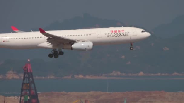Airbus A330 přilétá na mezinárodní letiště v Hongkongu — Stock video