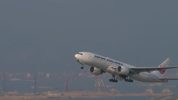 Japan Airlines Boeing 777 odlet z Hong Kongu — Stock video