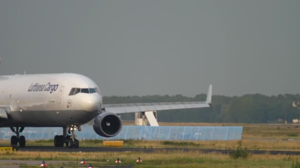 Lufthansa Cargo MD-11 rodaje antes de la salida — Vídeos de Stock