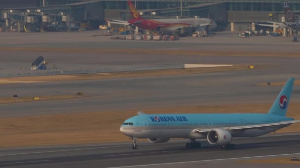 Korean Air Boeing 777 vertrek uit Hong Kong — Stockvideo