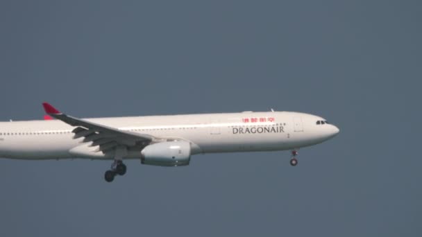 Airbus A330 im Anflug auf Hongkongs Flughafen — Stockvideo