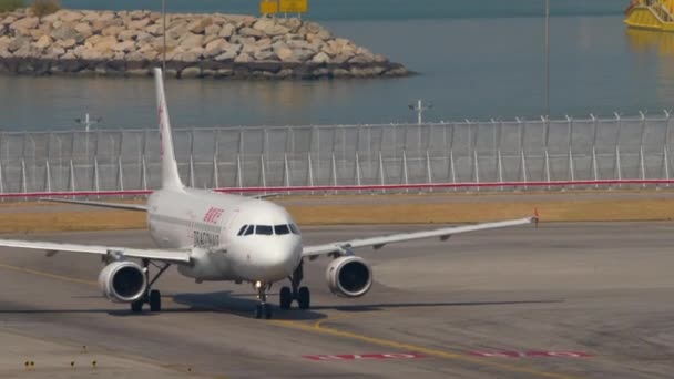 Airbus A320 vira caminho antes da partida do Aeroporto Internacional de Hong Kong — Vídeo de Stock