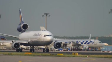 Lufthansa Kargo MD-11 kalkıştan önce taksicilik yapıyor.