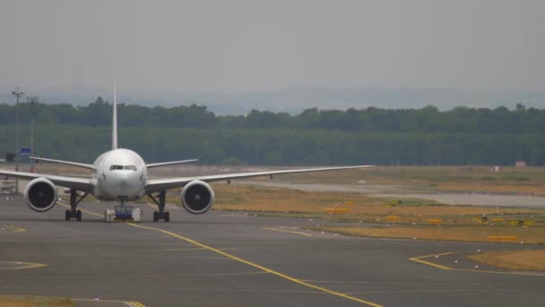 Boeing 777 reboque de serviço — Vídeo de Stock
