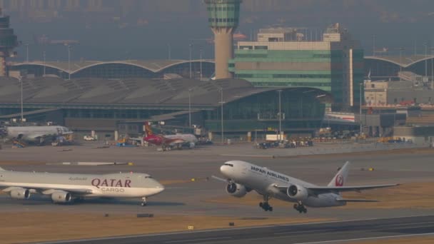 Japan Airlines Boeing 777 berangkat dari Hong Kong — Stok Video