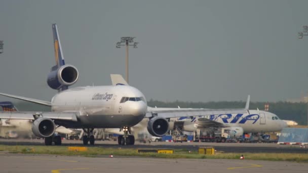 Lufthansa Cargo MD-11 τροχοδρόμηση πριν από την αναχώρηση — Αρχείο Βίντεο