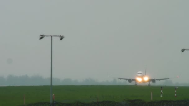 비가 오는 날씨에 제트기가 착륙하다 — 비디오