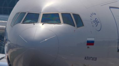 Uçak kalkıştan önce kalkıyor.