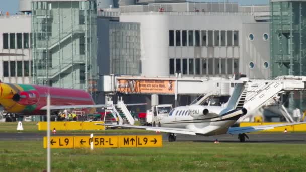 Business jet Cessna Citation taxiing — Stock Video