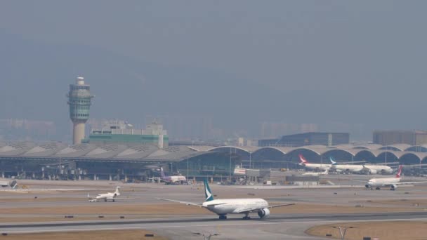 Tráfego no Aeroporto Internacional Chek Lap Kok, Hong Kong — Vídeo de Stock