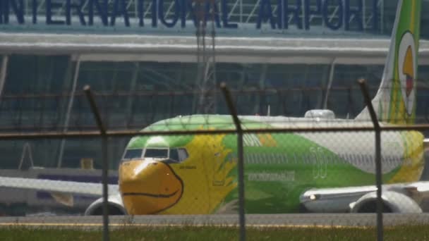 Nok Air Boeing 737 taxning — Stockvideo