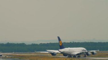 Lufthansa Airbus 380 'i çekiyoruz.