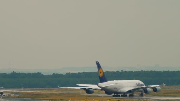 Lufthansa Airbus 380 'i çekiyoruz. — Stok video