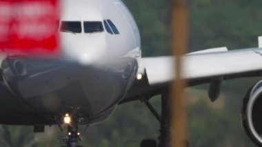 İnişten sonra Airbus A330 kalkıyor.