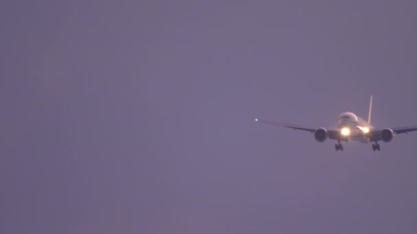 Vliegtuig nadert boven oceaan bij zonsondergang backgfround — Stockvideo
